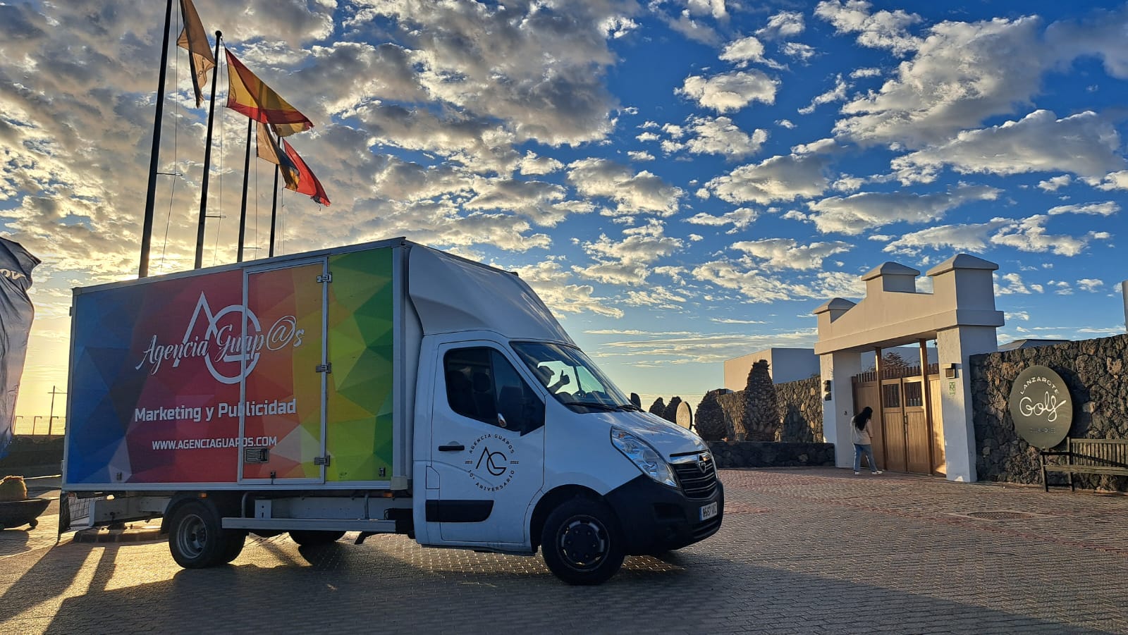 Cami&oacute;n log&iacute;stico de Agencia Guapos en Canarias